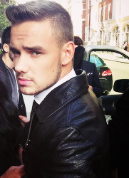 payneapologize's tweet photo. esse homem acaba comigo http://t.co/kDkFvWloFv