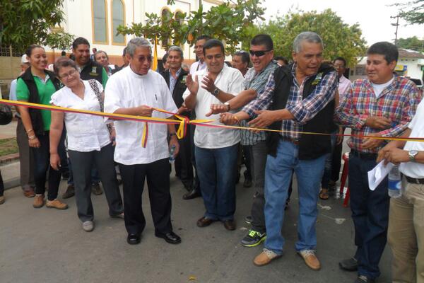 AlcPurificacion's tweet photo. Entrega de computadores, vías y obras http://t.co/7Ox6Et0Tvw