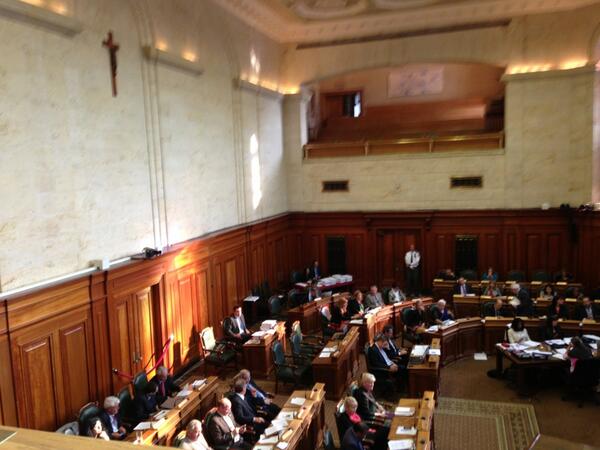 fcormierQC's tweet photo. Débat sur la laïcité sous le crucifix. #cmmtl http://t.co/e4cpzUV9w2