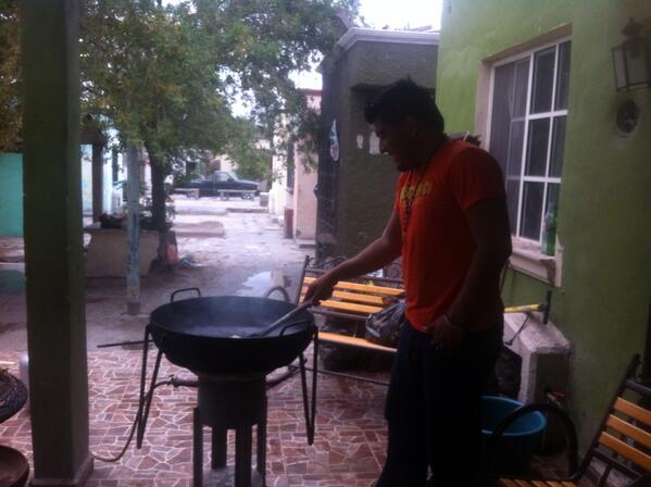 salas_9951's tweet photo. Aciendo una komidita afuera de la kasa kn la famili http://t.co/GOWQlHNDXu