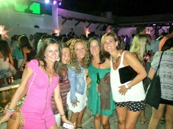 verostaclaro's tweet photo. Todas en el cortijo @r_catetilla @louferavi @Helen_cj82 http://t.co/PiLabZTvIT