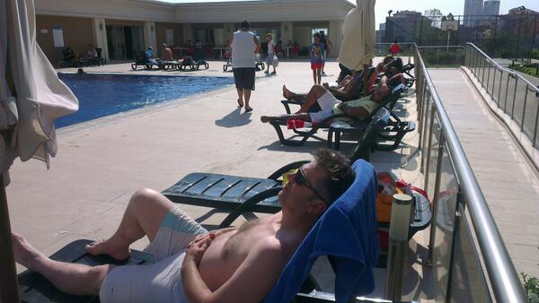 Hayatın bazen yaśanası olduğunu düşünüyorum. Tabiiki bu düşüncem fazla sürmüyor maalesef.