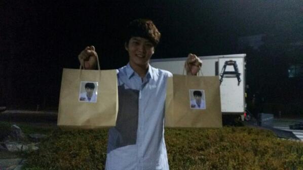 Moonjunwon's tweet image. 어제 저녁!
With 주원 팬분들이 닭강정과 간식 음료 준비해주셨지요^^
배불리 잘 먹었습니다~ 스텝분들두 여유있게 잘 드셨데요^^
감사합니다^^