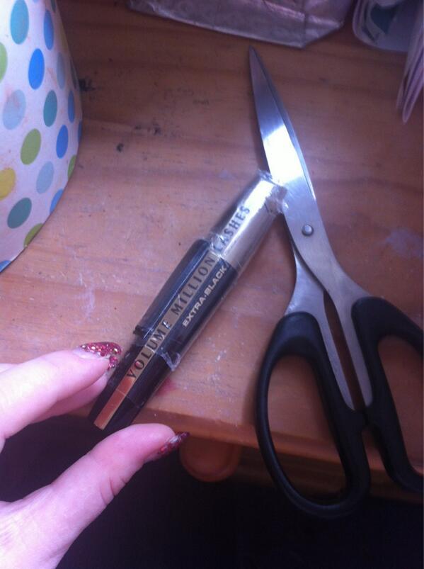 xlilgemzx's tweet image. Dear @LOrealParisUK I love your mascara! But for love of God! I can not get into them! #fixthisproblem Gemma! :) xo