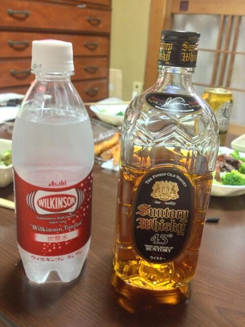 epo21's tweet photo. いいね！RT“@mo_moppie: ウィルキンソン炭酸水のペットボトルに直接、黒角を注ぎ込んでハイボール。イッツマイブーム。 http://t.co/VZi8iotUzo”