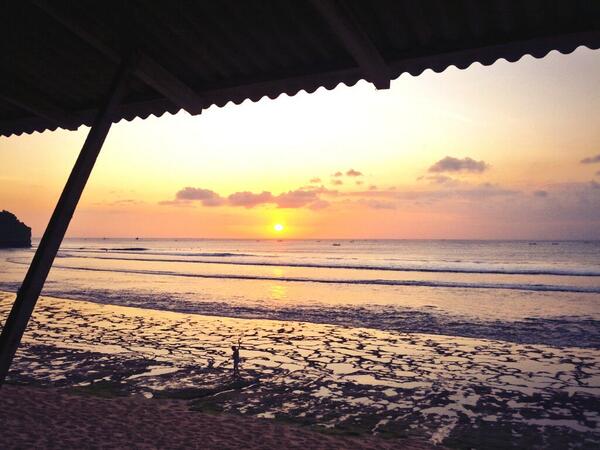 bluewhite's tweet photo. Balangan Beach, Bali. Enjoying the sunset after an all day surf session. Who wants to join me tomorrow? http://t.co/KgLz5Up446