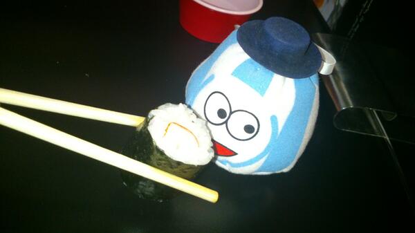 lavidadepou's tweet photo. Pou comiendo sushi http://t.co/RDq5DJ91u2