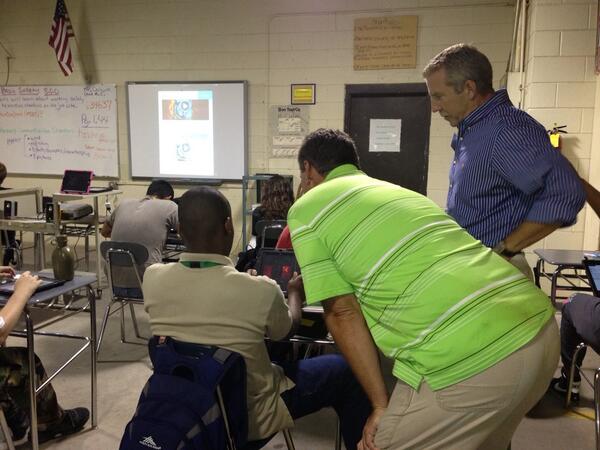 Stefanie_C_P's tweet image. Mr. Calcutt views a Core &amp;amp; Sustainability student&apos;s Animoto video. #MCSSTEM @Willow_STEM @Mark_Seawell