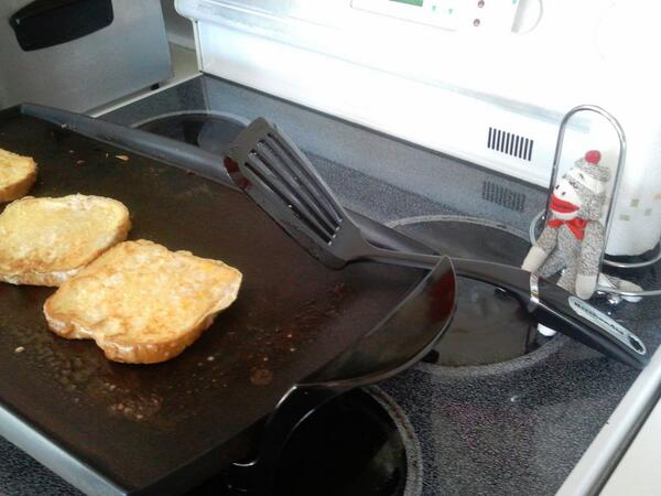GishWoosterlarm's tweet image. Nothing to see here. Just making some french toast! #monkeychef #breakfast