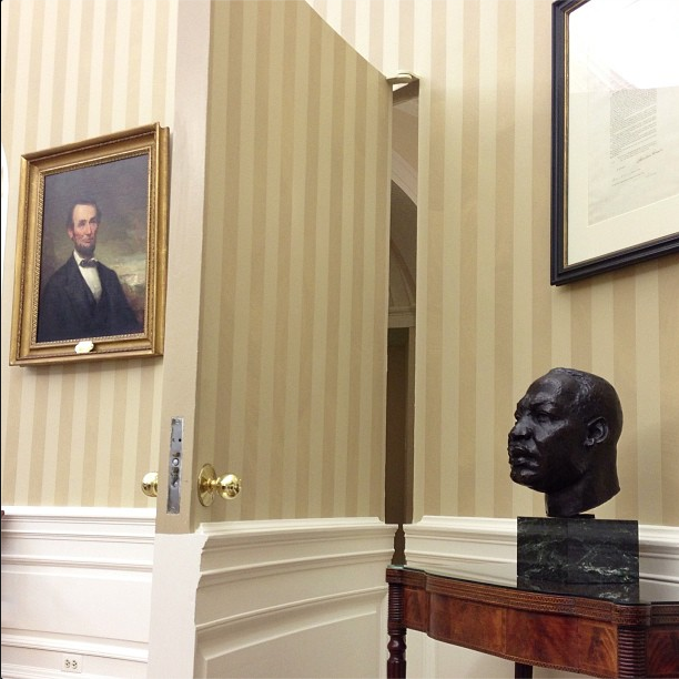 Painting of Abraham Lincoln, bust of Rev. Dr. Martin Luther King, Jr., together in the Oval Office, White House. (Pete Souza photo?)