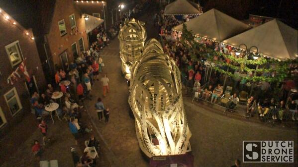 Zeer mooie luchtfoto bij nacht voor de wagen van <a href="/Fulnaho2008/">Fulnaho</a> #bloemencorso #Vollenhove
