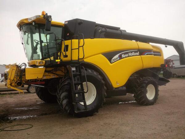 PattonClay's tweet photo. Washed my combine this afternoon now we are all ready for harvest. #NewHolland #harvest13 http://t.co/34EE75ggew