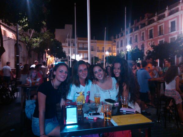 GuadalupeDastis's tweet photo. Titis! @RaquelAparicio5 @Marta__Aguilar @srtascarlata http://t.co/2aVx2BJvGz