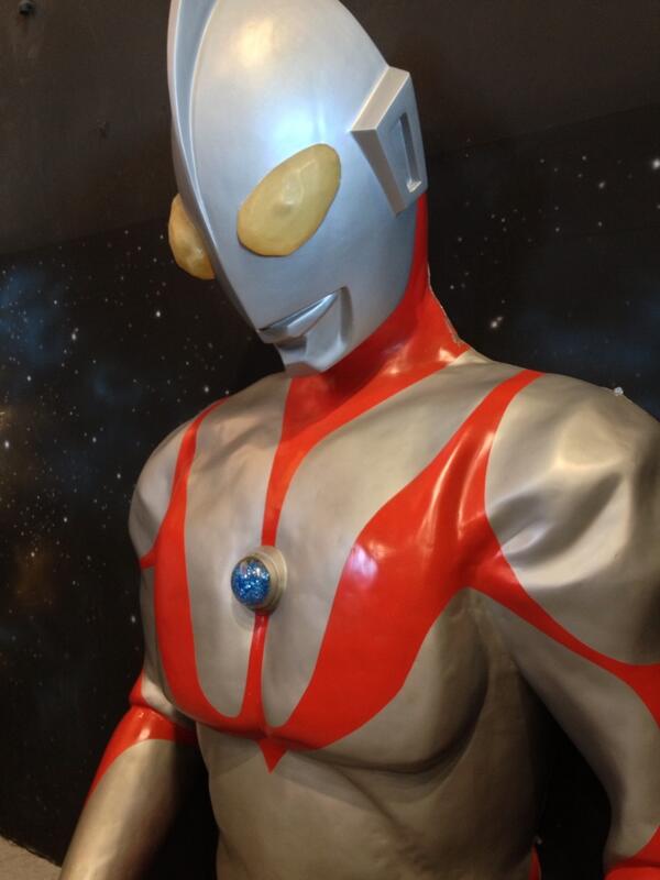 「朧げにたくさんのウルトラマンが並んだ場所があった気がしたが、「ツアー料」が200」|東國のイラスト