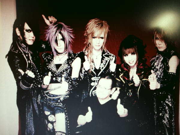 HIZAKIofficial's tweet photo. 11/1配布MAG表紙撮影。更に撮影、インタビュー、ニコ生参加してくれてありがとうございました。かなりいい写真なので待っといて！

と、オヤジと飲み。二人でV系の熱い話をしてきたよ。色々と楽しみな展開が待ってるよー！ http://t.co/i18R0oNVbx
