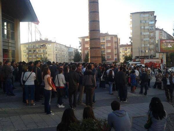 zeynisler's tweet photo. “@kolektifler: Eskişehir EsPark önünde #AhmetAtakan için toplanmaya başladı http://t.co/E0i5POTAkt” #direntürkiye #AhmetAtakan