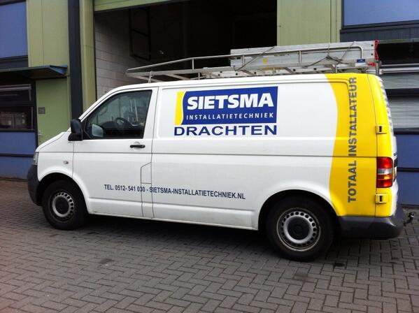 Volkswagen transporter beletterd voor sietsma installatietechniek in Drachten