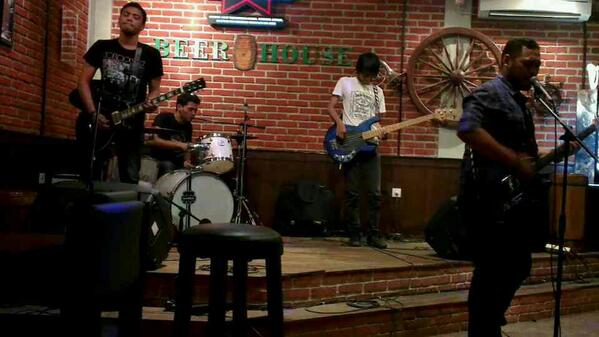 Tonight live perform EVIBO <a href="/beerhouse/">BEERHOUSE on Long</a> cc: <a href="/eviboziad/">yat</a> <a href="/MaulanaFazri/">Fazri Maulana</a> <a href="/jiomaulana/">Fauzi Maulana Ahmad</a> n additional kita @winduMAHARdika