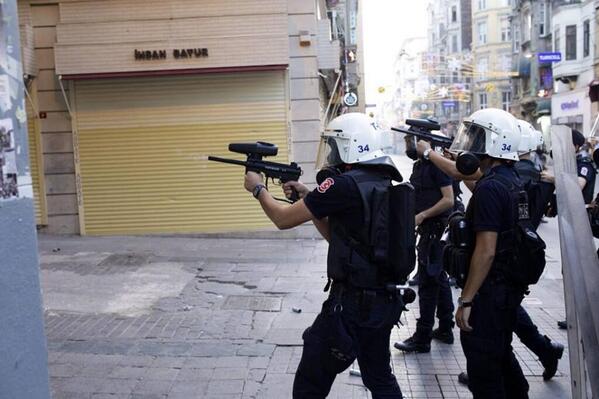RT <a href="/EratalaySevinc/">Sevinç Eratalay✊</a>: bunu yapma! acımızı duyuralım bırak! yeteer!!! #AhmetAtakan İstiklal Caddesi 19:19