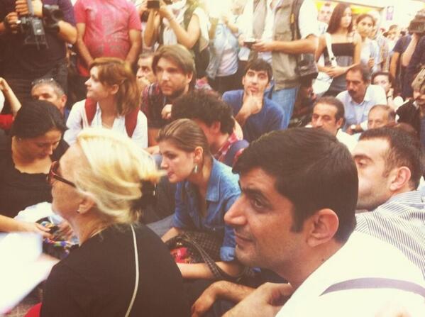 RT <a href="/140journos/">140journos</a>: 19:25, İstanbul, Taksim Meydanı girişinde oturma eylemi başladı. via <a href="/ahmetsaymadi/">Ahmet Saymadi</a>