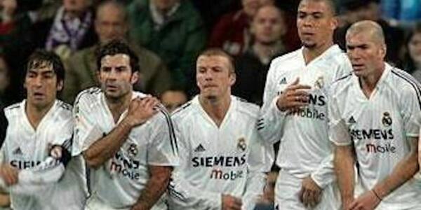 يقولون خبراء الكورة أنه هذا أقوى حائط بشري مر بالتاريخ ؛ زيدان ، رونالدو ، بيكهام ، فيغو ، راؤول ..