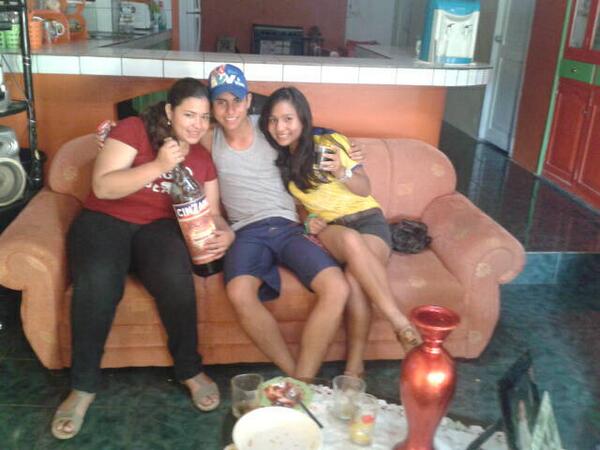 Katty_Zam97's tweet photo. @LucyCedeo2 @14_lider #PartidoDeEcuador #Amigos #Emociòn #LindoDia http://t.co/TyzBEOpEzb