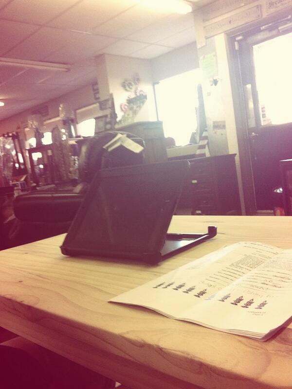 khandran2014's tweet image. Welcome to my office #homework #tinytable #parentsstore