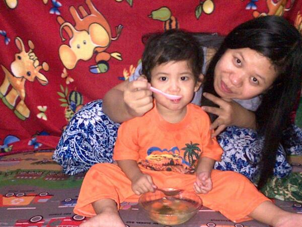 sadhumedini's tweet photo. Momen makan bersama si kecil selalu terasa menyenangkan :D @BiskuatID #IbuHebat  #SemangatBiskuat http://t.co/W58AzSjNAy