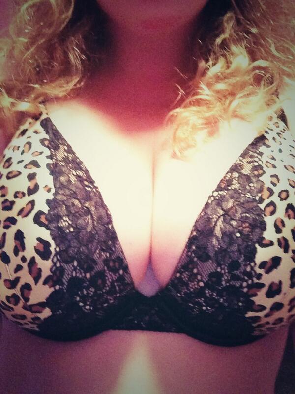 boobsforschool's tweet photo. Gotta tweet this out one more time to get these #msuboobs on our pictures feed! #spartypride! http://t.co/3MKmbI94Wl