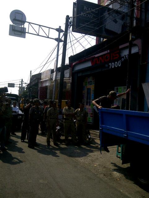 SATPOLPP_JS's tweet photo. RT @R3nnyku @SATPOLPP_JS Penertiban Terpadu kawasan Pasar Minggu http://t.co/RXSDdHSXba