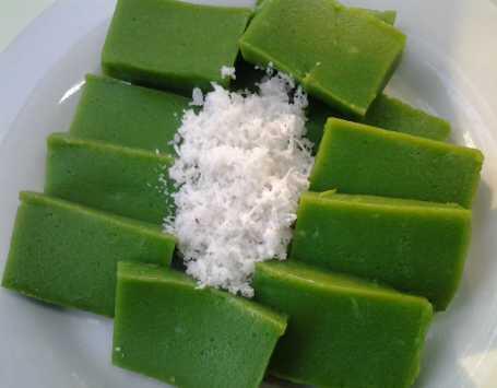 HouseofTalam's tweet photo. 5. Talam Ijo Sekapur atau biasa disebut Talam Ijo. Rasanya Empuk dan Enak http://t.co/iujRxvlNig