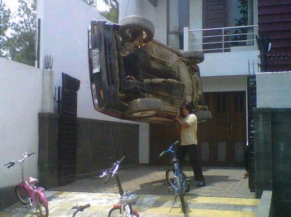 Wasuu RT <a href="/agunghercules/">AgungHerculesTV (youtube)</a>: tidak makan siang mobil melayang!!!