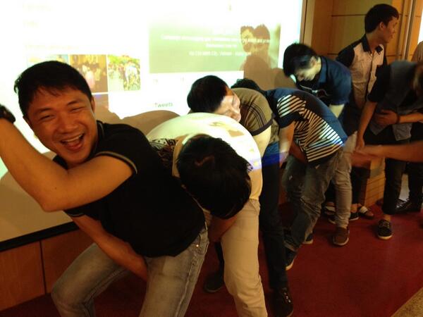 xiu_boy's tweet photo. Not sure what's happening, but we're having a good time! #vnsocial http://t.co/FozPqb3fet