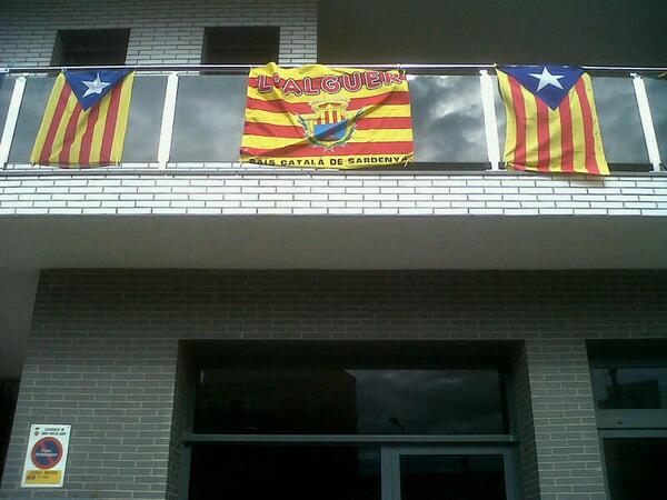 SERLleida's tweet photo. A #Montroig, a l'Avda de Reus, un balcó amb la senyera de l'Alguer reivindicativa #SERDiada http://t.co/09Fh4T7Suz