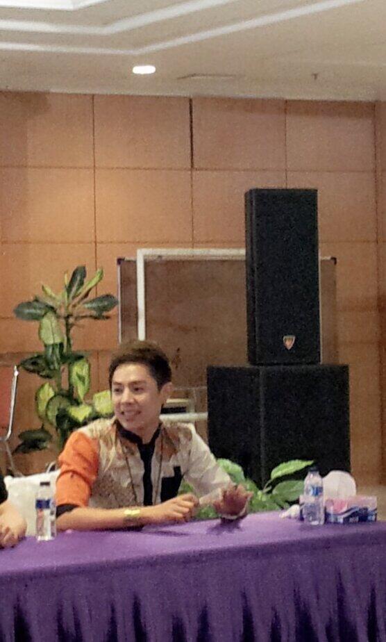 WeLoveAlexander's tweet photo. During meet and greet at Mawar Sharon Kelapa Gading. http://t.co/seje4N1vSG Cr.Xanderettes_INA http://t.co/vgUZ0oGN5S