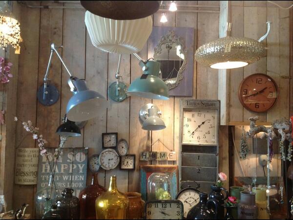 De nieuwste klokken en wandlampen in huis gehaald!! Check it out!