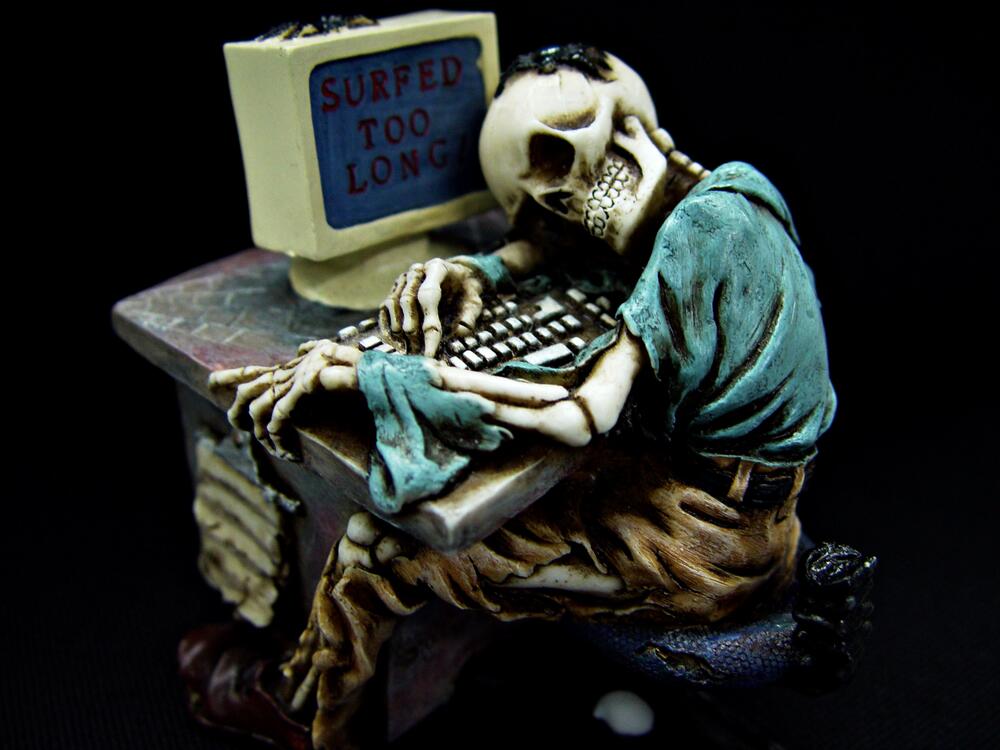 Скелет за компьютером рисунок