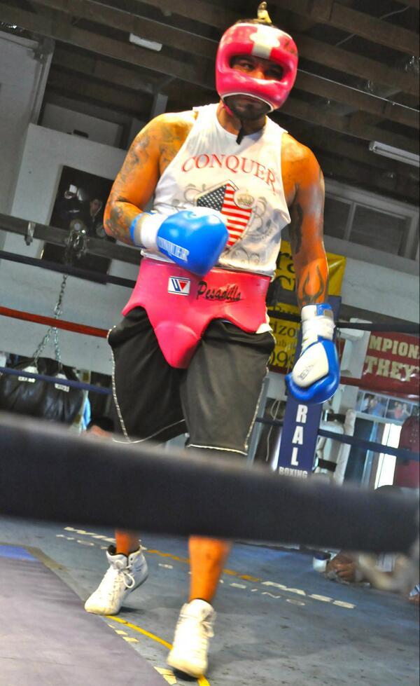 ConquerWear's tweet image. The new WBC international heavy weight Chris Arreola wearing "CONQUER" pro sparring gloves and apparel.