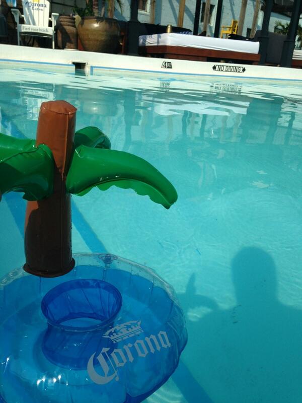 NorthShoreBeach's tweet photo. Its 90 degrees.  Don't be a fool, come to the pool! Warm sun &amp; cold drinks http://t.co/DM1Eq9x89F