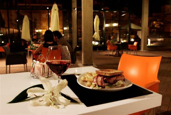 tach_hotel's tweet photo. Todavía es tiempo de terraza... Pasate por @tach_hotel 
Disfruta también de nuestra pista de #Paddle desde 5 €/h http://t.co/OdYUAKMdD4