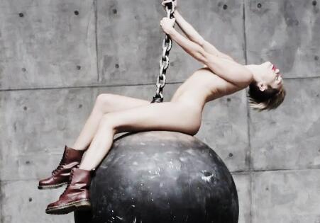 MileyBRcom's tweet image. Miley sobre WB: "Se as pessoas tirarem suas mentes do óbvio e colocar imaginação, entenderão o que o vídeo significa"