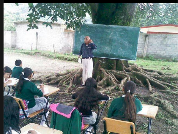 lagobernadora's tweet photo. OYE @EPN ANTES DE EVALUAR A ESTE PROFESOR, PROPORCIÓNALE UN ESCRITORIO DONDE CONTESTAR EL PUTO EXAMEN. http://t.co/xXFKQvaGhM