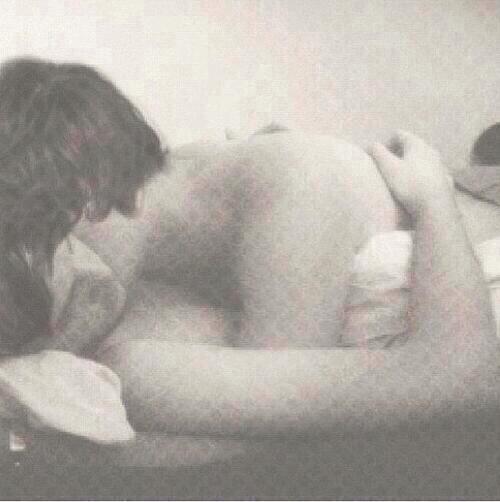 LarryZiamQuotes's tweet photo. "Tu sens bon... Louis" "Embrasse moi" http://t.co/e65KnvqD4E