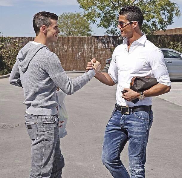 Chris Woakes on X: Ronaldo showing Bale how to dress for training.  Crisp white shirt! #heavygears #WelcomeToMadrid #imtheboss   / X