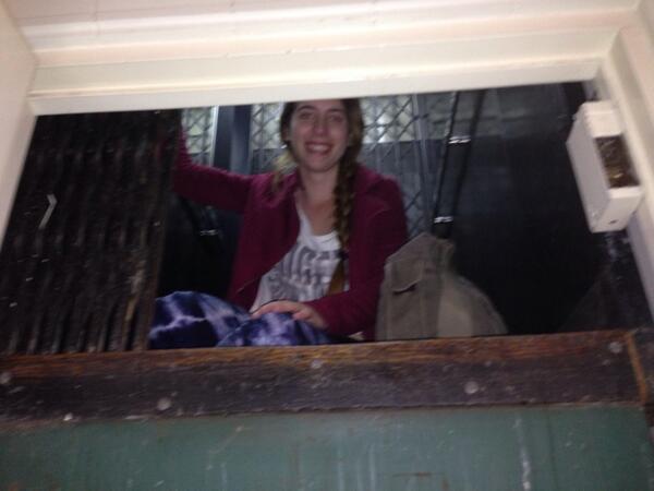 Casi se queda atrapada en el ascensor <a href="/Rochi_lobos/">Rochi Lobos</a>