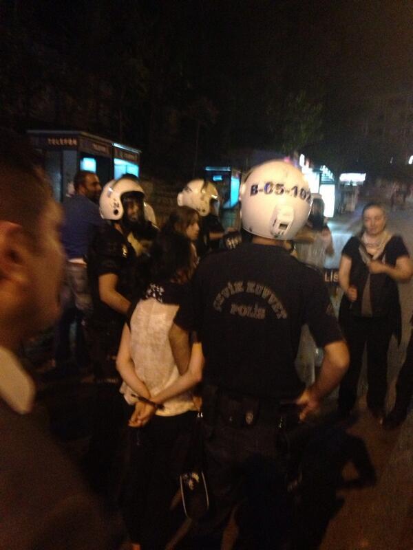 efkanbolac's tweet photo. Kadıköy'de gözaltılar var. http://t.co/jcVnv5ZzbZ