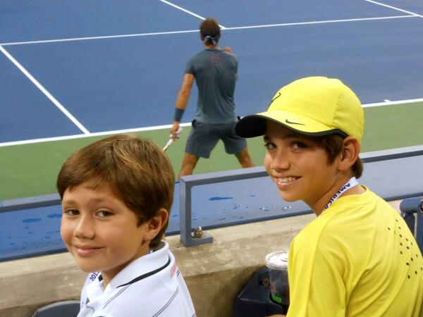 sanlex1's tweet photo. @RafaelNadal 
Mis hijos encantados en tu match con Kohlschreiber! Gracias por darles tu autografo! http://t.co/RawCHuQrgb