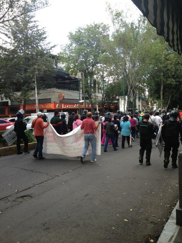 monicasutton's tweet image. El paisaje urbano desde pleno corazón de polanco  #masaryk #manifestantes #nohayqueser