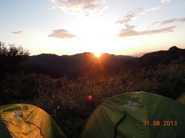 yukinism's tweet photo. #sunset #camping at the #GreatWall #Beijing http://t.co/KrnCZjLI1f