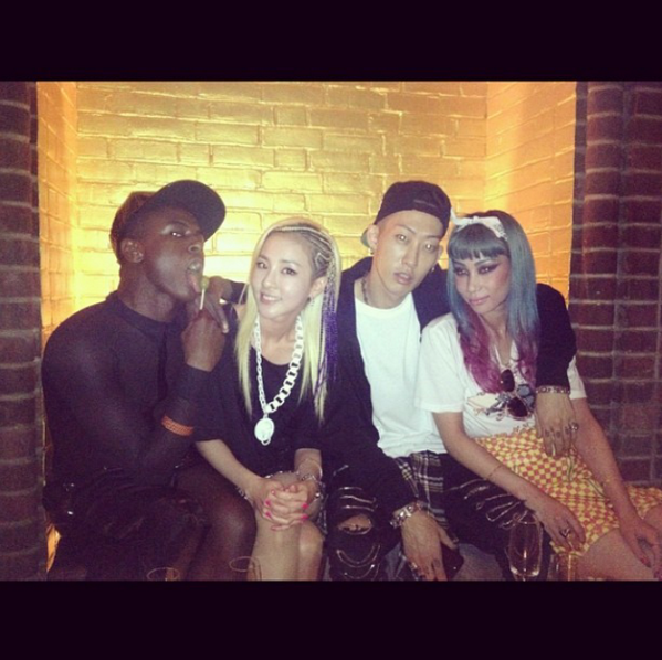 BT8nbTeCYAAIlh8.png:large